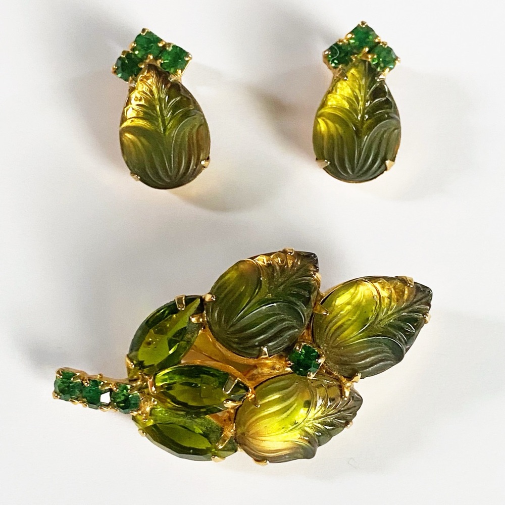 Vintage Green Molded Givre Glass Rhinestone Brooch & Earrings set Gold